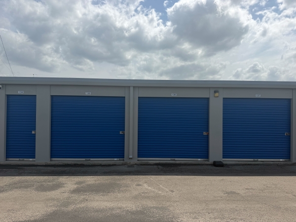 Facility photo: //images.sparefoot.com/medium/2458796a394f4632ea0.jpg