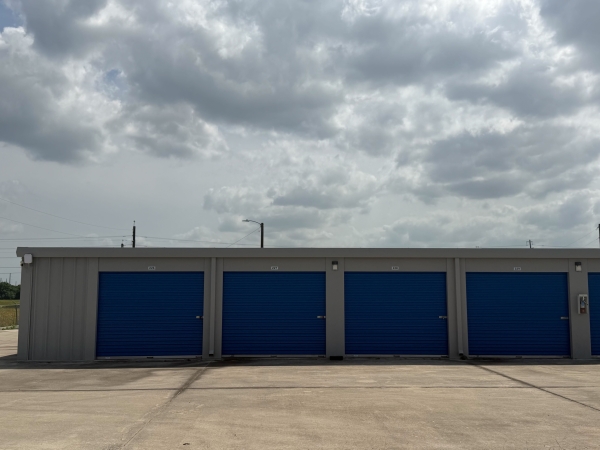 Facility photo: //images.sparefoot.com/medium/2458796a394f708f3cc.jpg