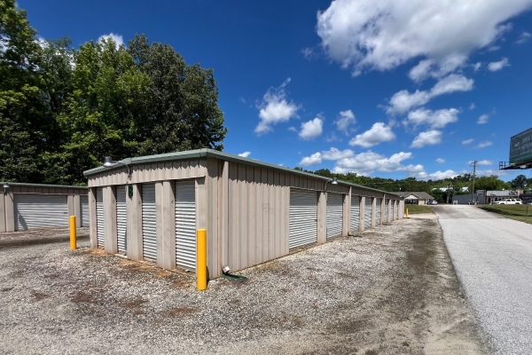 Facility photo: //images.sparefoot.com/medium/2459126a209ecbac6f0.jpg