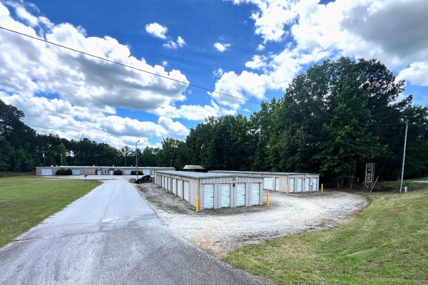 Facility photo: //images.sparefoot.com/medium/2459126a209ecf7aee0.jpg