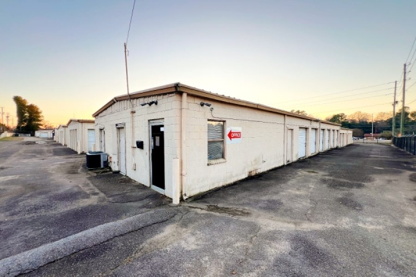 Facility photo: //images.sparefoot.com/medium/2459136a209fc47564f.jpg