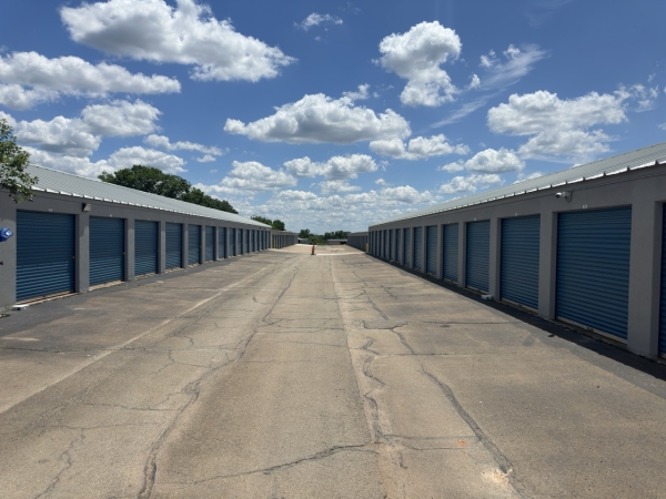 Facility photo: //images.sparefoot.com/medium/2459186a21d9cca0315.jpeg