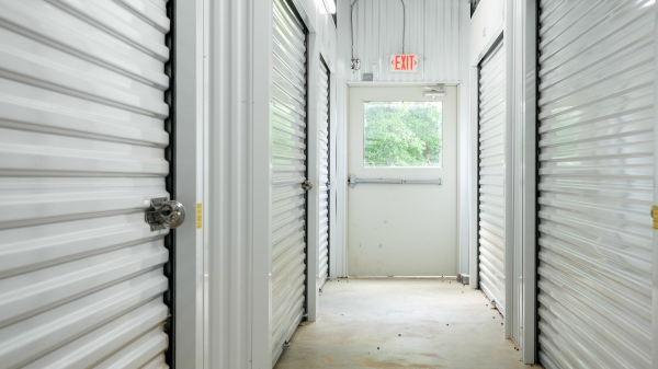 Facility photo: //images.sparefoot.com/medium/2459406a271938823d9.jpg