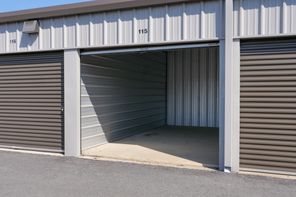 Facility photo: //images.sparefoot.com/medium/2459416a27386c57dce.jpg