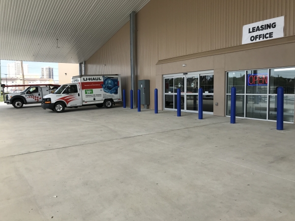 Storage Units at Community Self Storage - Bellaire / West U / Galleria - 5611 S. Rice Ave. - 5611 South Rice Avenue