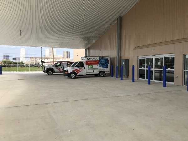 Storage Units at Community Self Storage - Bellaire / West U / Galleria - 5611 S. Rice Ave. - 5611 South Rice Avenue