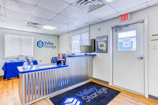 Facility photo: //images.sparefoot.com/medium/2460216a3af0760c62e.jpg