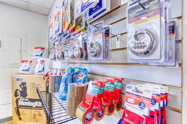 Facility photo: //images.sparefoot.com/medium/2460216a3af078585d5.jpg