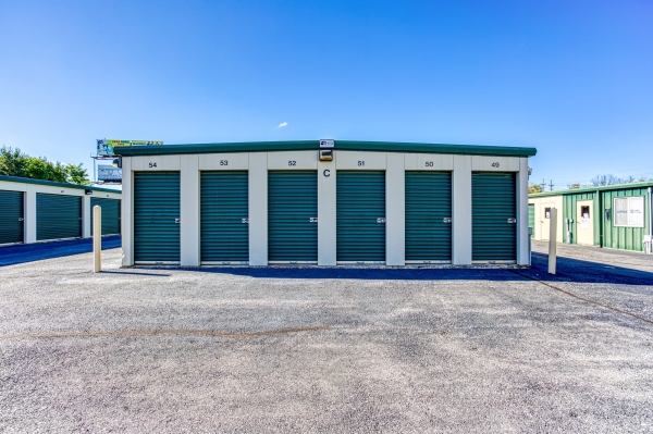 Facility photo: //images.sparefoot.com/medium/2460216a3af07faf0cb.jpg