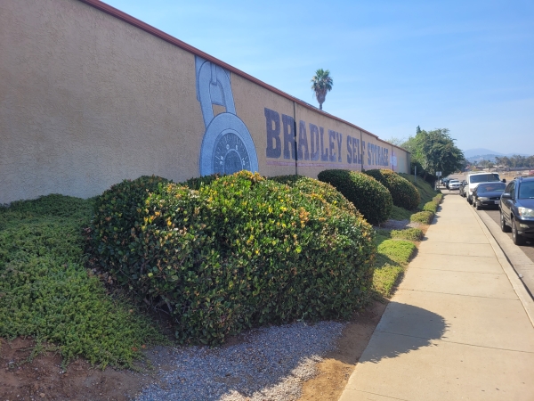 Facility photo: //images.sparefoot.com/medium/2460326a35b4f3b6412.jpg