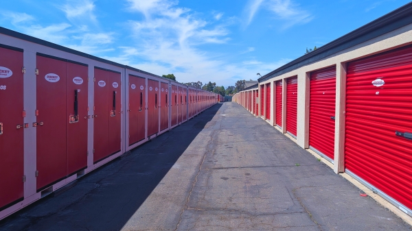 Facility photo: //images.sparefoot.com/medium/2460676a3d389e8acac.jpg