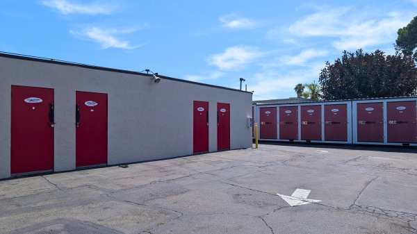 Facility photo: //images.sparefoot.com/medium/2460676a3d38c42f40a.jpg