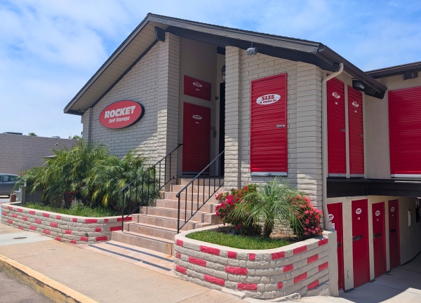 Facility photo: //images.sparefoot.com/medium/2460706a3d3a9abc1d7.jpg