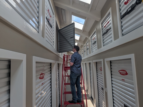 Facility photo: //images.sparefoot.com/medium/2460706a3d3af256ff7.jpg