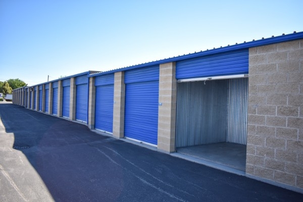 Facility photo: //images.sparefoot.com/medium/2460886a3ae8ca3425a.jpg