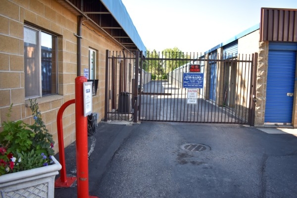 Facility photo: //images.sparefoot.com/medium/2460886a3ae8d57dae8.jpg