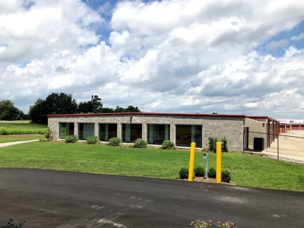 Facility photo: //images.sparefoot.com/medium/2460976a3d7e1cbdec4.jpg
