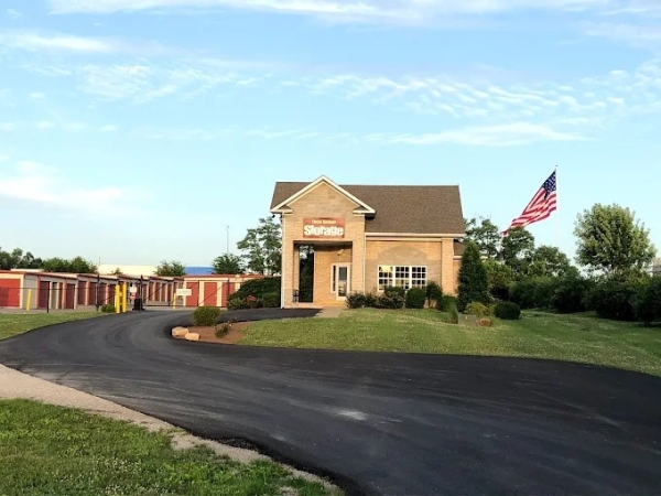 Facility photo: //images.sparefoot.com/medium/2460976a3d7e1da6afa.jpg