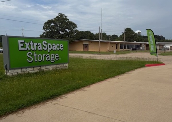 Facility photo: //images.sparefoot.com/medium/2461346a4501b44914a.jpg