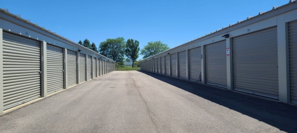 Facility photo: //images.sparefoot.com/medium/2461436a3fbc313bce5.jpg