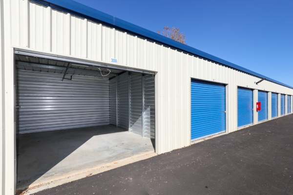 Facility photo: //images.sparefoot.com/medium/2461636a42e698cc6a6.jpg