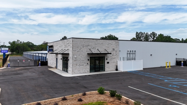 Facility photo: //images.sparefoot.com/medium/2462326a56c33b953df.jpg