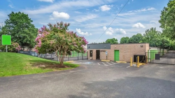 Facility photo: //images.sparefoot.com/medium/2462476a55260acfc76.jpg