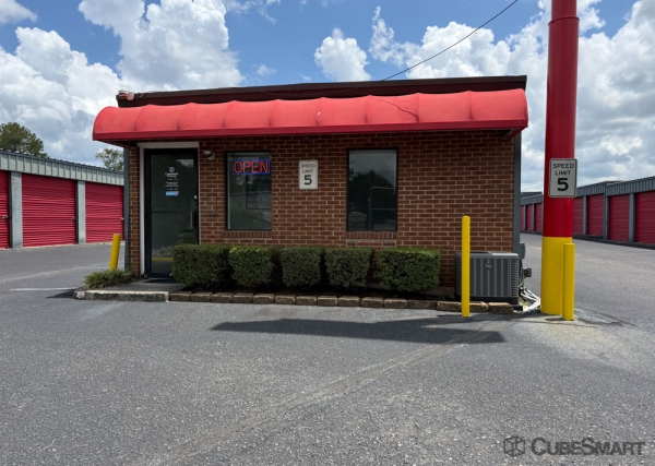 Facility photo: //images.sparefoot.com/medium/2462716a57406cd55bf.jpg