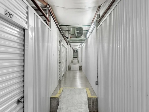 Facility photo: //images.sparefoot.com/medium/2462816a56ae678f906.png