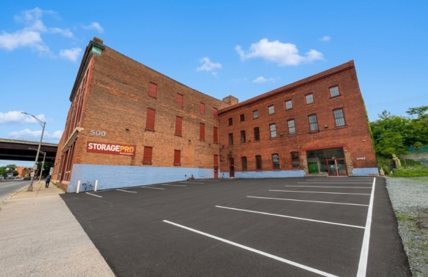 Facility photo: //images.sparefoot.com/medium/2463866a5922905bc17.jpg