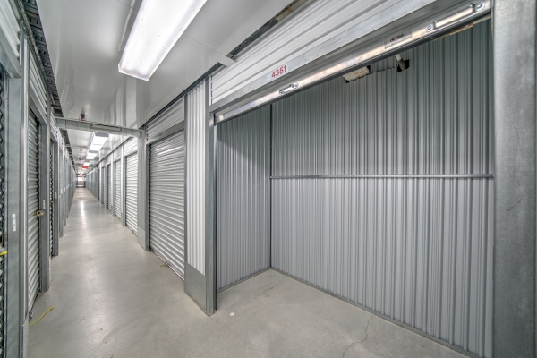 Facility photo: //images.sparefoot.com/medium/2464176a5a4fdef256a.jpg