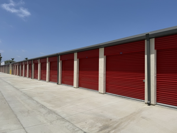 Facility photo: //images.sparefoot.com/medium/2464286a5ab865d272e.jpeg