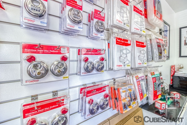 Facility photo: //images.sparefoot.com/medium/63230687f3499e9423.jpg
