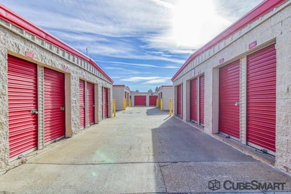 Facility photo: //images.sparefoot.com/medium/632326a19389be8255.jpg