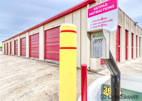 Facility photo: //images.sparefoot.com/medium/63265690335e7c2a8f.jpg