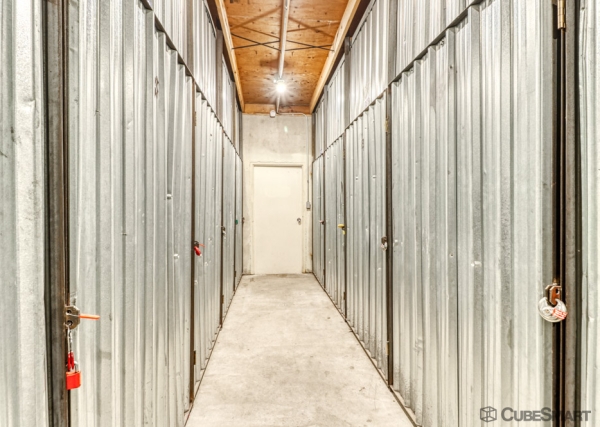 Facility photo: //images.sparefoot.com/medium/632666a19773378af1.jpg