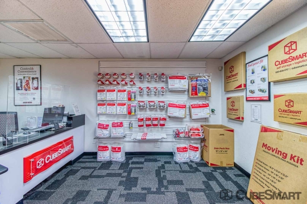 Facility photo: //images.sparefoot.com/medium/632706943ab68a7757.jpg