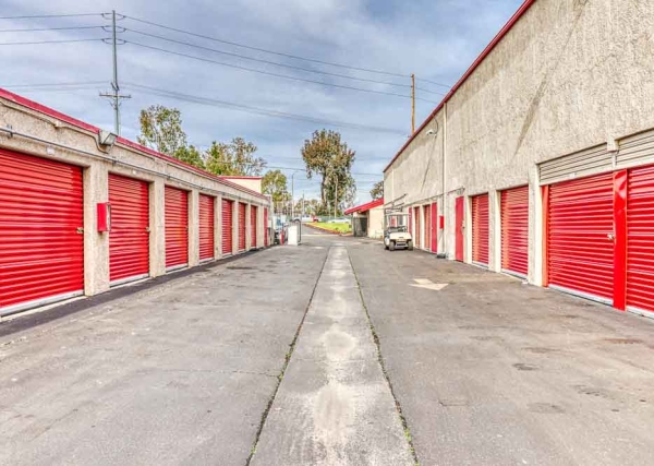 Facility photo: //images.sparefoot.com/medium/63283697083ffa567b.jpg