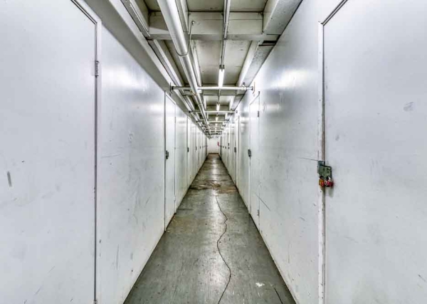 Facility photo: //images.sparefoot.com/medium/6328369f59b9d083c1.jpg