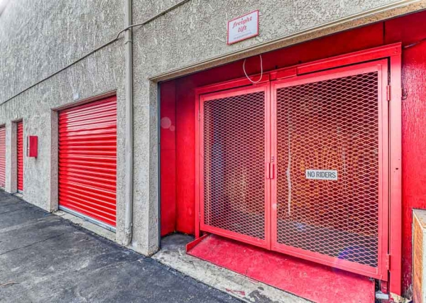 Facility photo: //images.sparefoot.com/medium/632836a4f4423d7ae1.jpg
