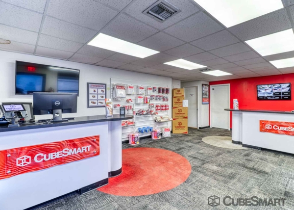 Facility photo: //images.sparefoot.com/medium/63295697f0a017f495.jpg