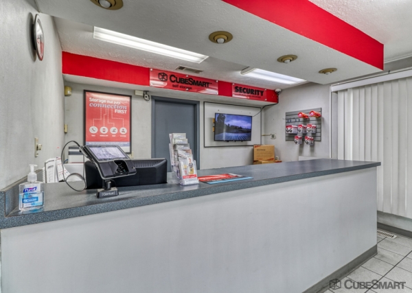 Facility photo: //images.sparefoot.com/medium/632996989b48f2f6d3.jpg