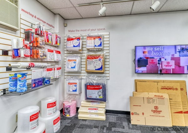 Facility photo: //images.sparefoot.com/medium/63304695f62b30cf0f.jpg