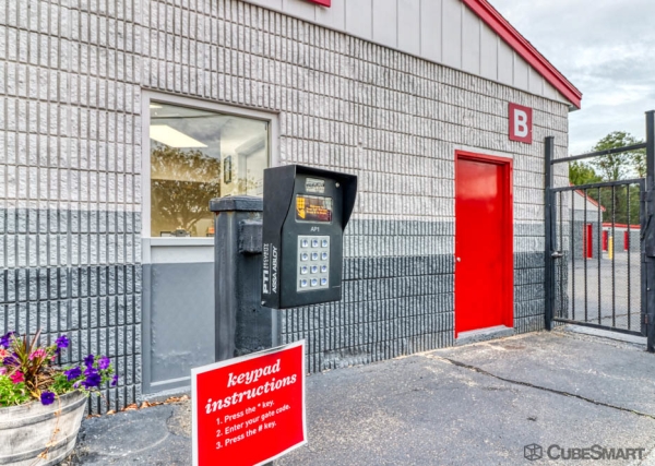 Facility photo: //images.sparefoot.com/medium/6330469f59eb386e85.jpg