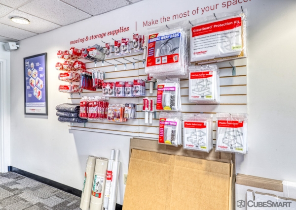 Facility photo: //images.sparefoot.com/medium/63310688329d31c325.jpg
