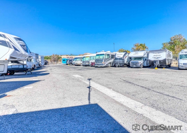Facility photo: //images.sparefoot.com/medium/633146883278515494.jpg