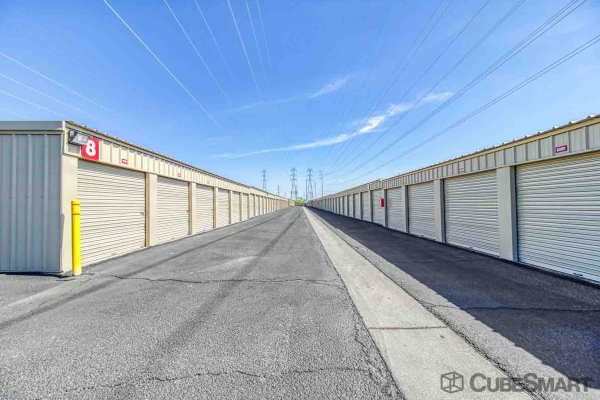Facility photo: //images.sparefoot.com/medium/63321689447eb23d04.jpg