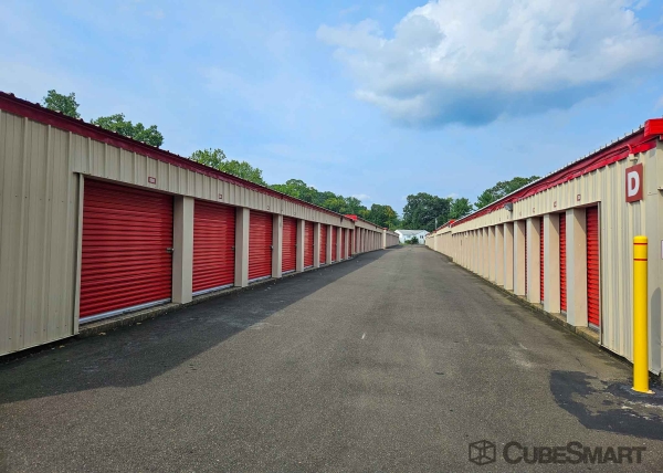 Facility photo: //images.sparefoot.com/medium/63331695f61a0b0b98.jpg