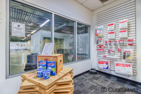 Facility photo: //images.sparefoot.com/medium/63335688c71c869e44.jpg