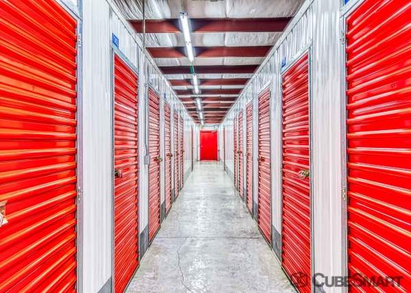 Storage Units at CubeSmart Self Storage - Lakeland - 2200 Heritage Dr